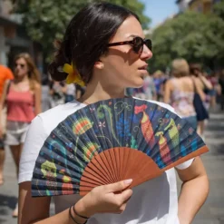 Abanico original con estampado de plantas carnívoras