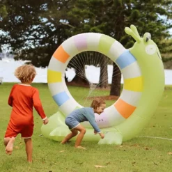 Aspersor hinchable gigante en forma de caracol