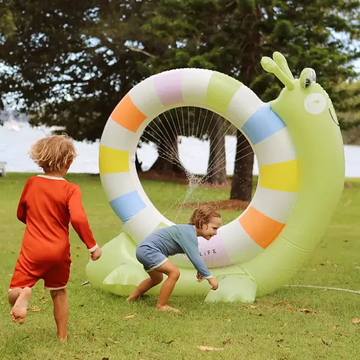 Aspersor hinchable gigante en forma de caracol