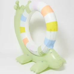 Aspersor hinchable gigante en forma de caracol