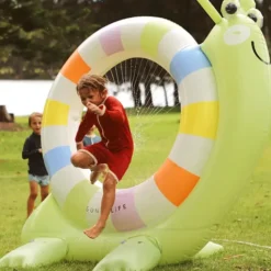 Aspersor hinchable gigante en forma de caracol