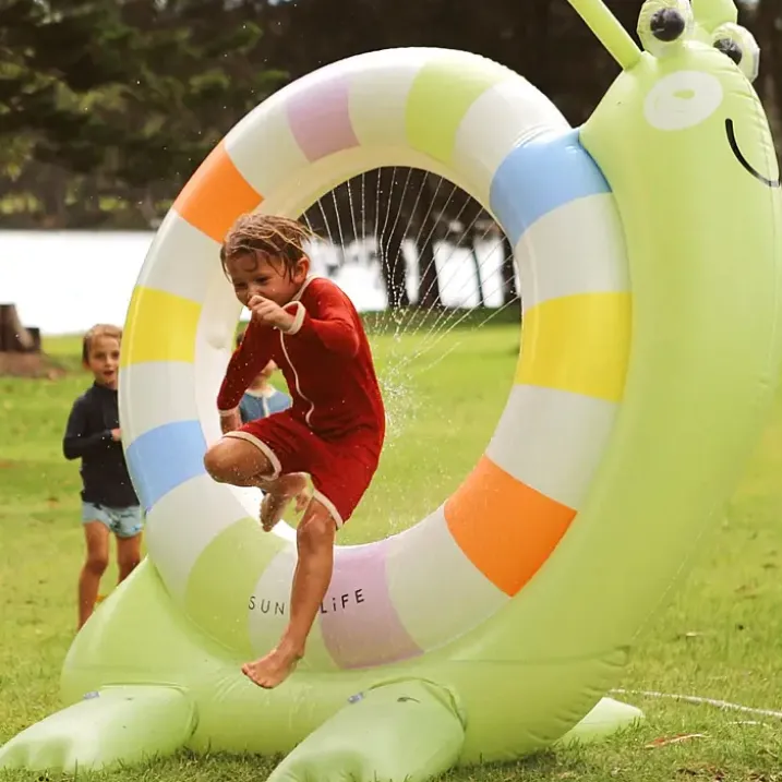 Aspersor hinchable gigante en forma de caracol