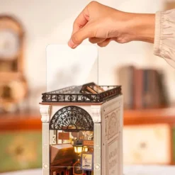 Book Nook: kit para construir un sujetalibros 3D en forma de galería parisina