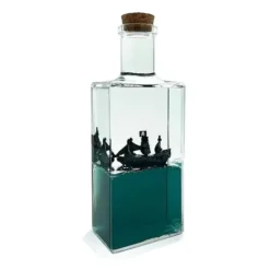 Botella con barco pirata insumergible