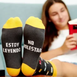 Calcetines con mensaje: No molestar, estoy leyendo