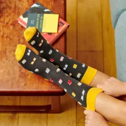 Calcetines con mensaje: No molestar, estoy leyendo