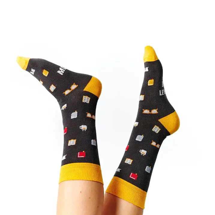 Calcetines con mensaje: No molestar, estoy leyendo