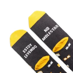 Calcetines con mensaje: No molestar, estoy leyendo
