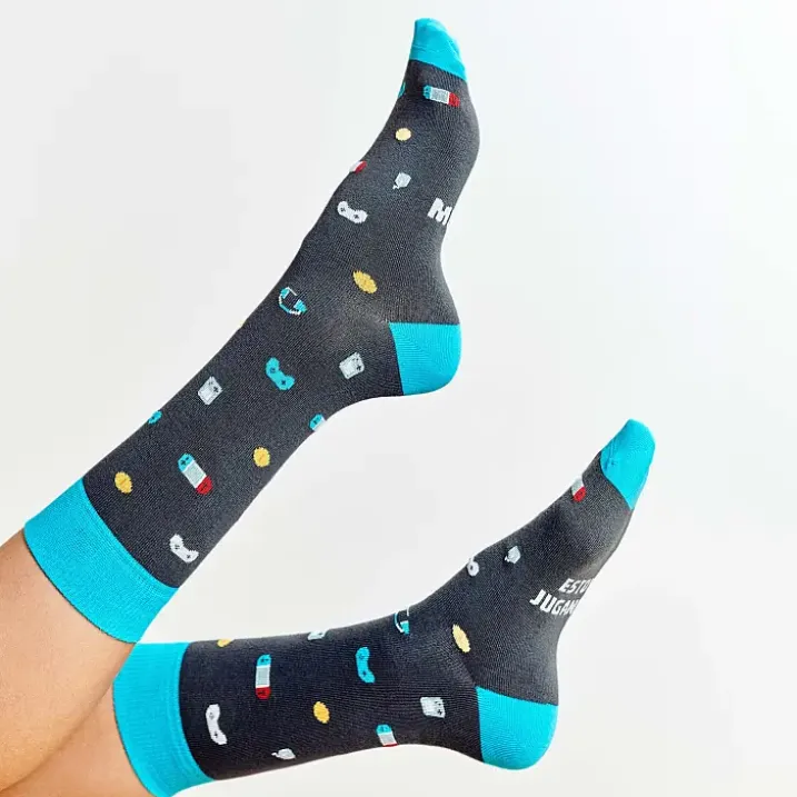 Calcetines con mensaje: No molestar, estoy jugando