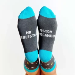 Calcetines con mensaje: No molestar, estoy jugando
