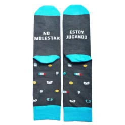 Calcetines con mensaje: No molestar, estoy jugando