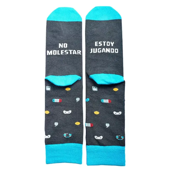 Calcetines con mensaje: No molestar, estoy jugando