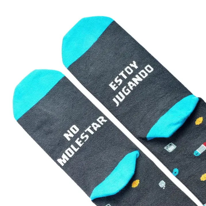 Calcetines con mensaje: No molestar, estoy jugando