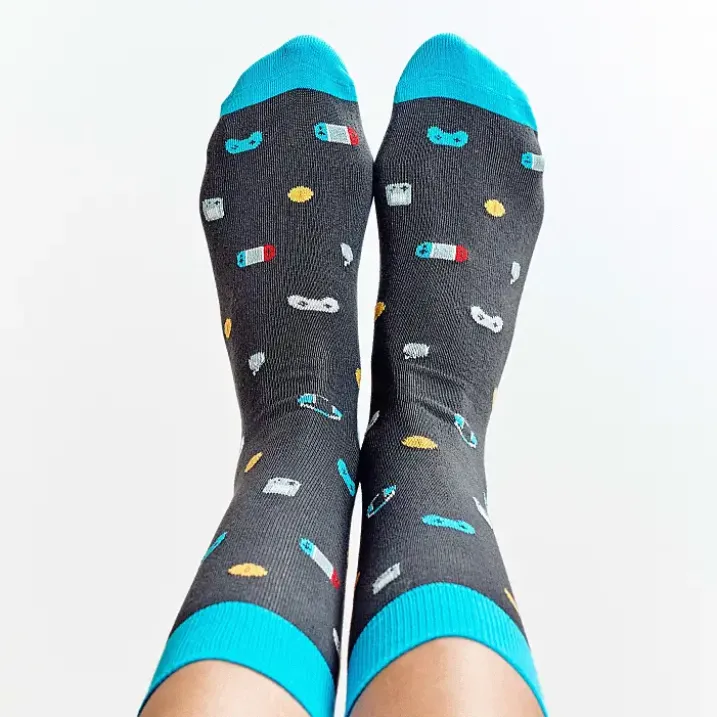 Calcetines con mensaje: No molestar, estoy jugando