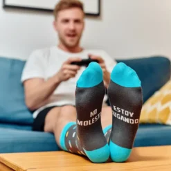 Calcetines con mensaje: No molestar, estoy jugando