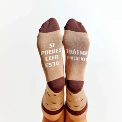 Calcetines con mensaje: Si puedes leer esto tráeme chocolate