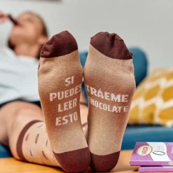 Calcetines con mensaje: Si puedes leer esto tráeme chocolate