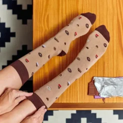 Calcetines con mensaje: Si puedes leer esto tráeme chocolate