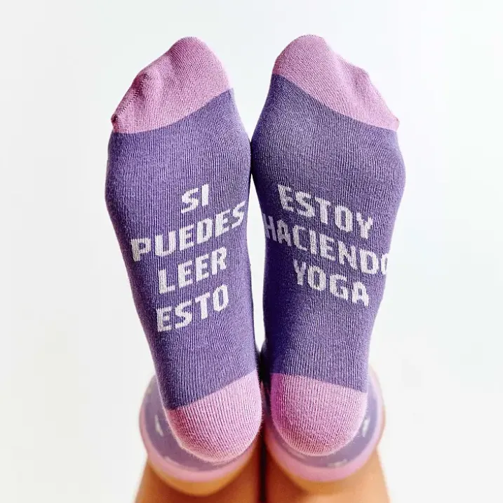 Calcetines con mensaje: Si puedes leer esto, estoy haciendo yoga