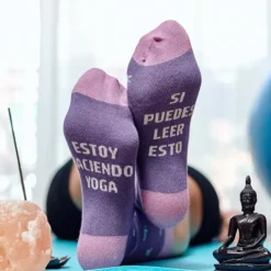 Calcetines con mensaje: Si puedes leer esto, estoy haciendo yoga