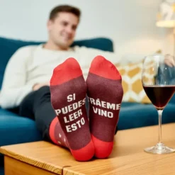 Calcetines con mensaje: Si puedes leer esto tráeme vino