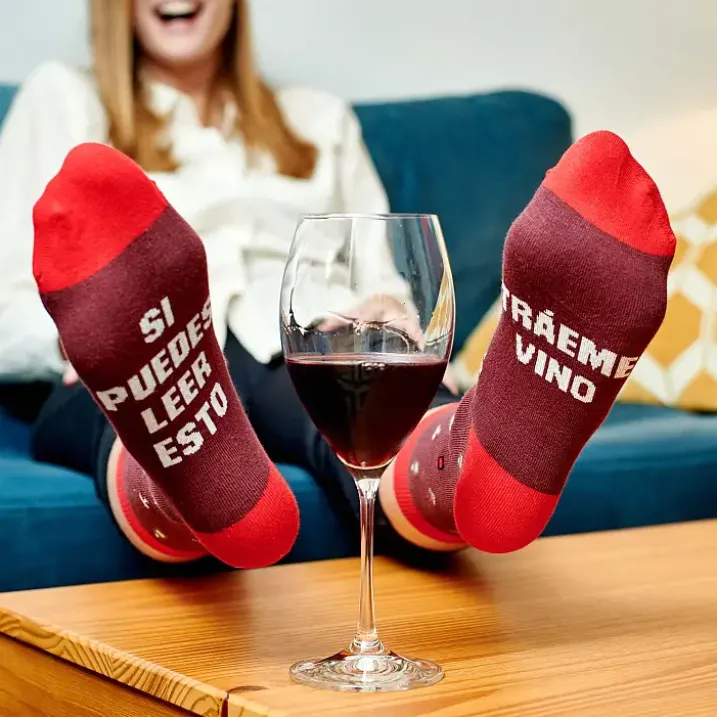 Calcetines con mensaje: Si puedes leer esto tráeme vino