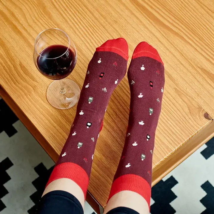 Calcetines con mensaje: Si puedes leer esto tráeme vino