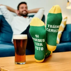 Calcetines con mensaje: Si puedes leer esto tráeme cerveza
