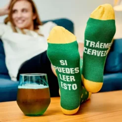 Calcetines con mensaje: Si puedes leer esto tráeme cerveza