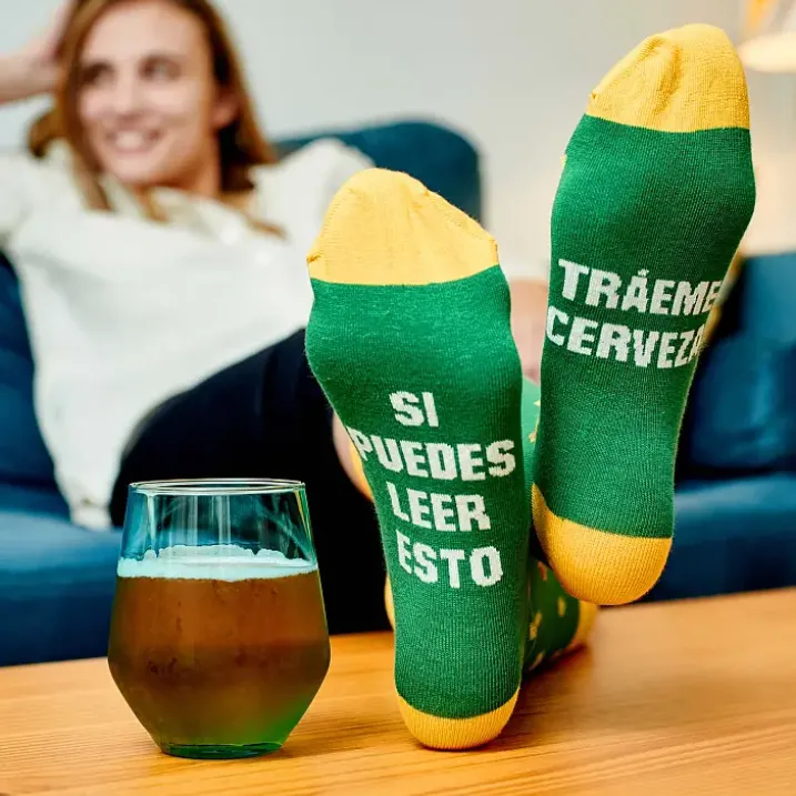 Calcetines con mensaje: Si puedes leer esto tráeme cerveza