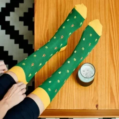 Calcetines con mensaje: Si puedes leer esto tráeme cerveza