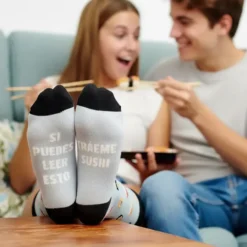 Calcetines con mensaje: Si puedes leer esto tráeme sushi