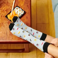 Calcetines con mensaje: Si puedes leer esto tráeme sushi