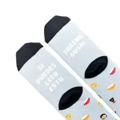 Calcetines con mensaje: Si puedes leer esto tráeme sushi