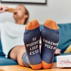 Calcetines con mensaje: Si puedes leer esto tráeme pizza