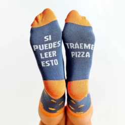 Calcetines con mensaje: Si puedes leer esto tráeme pizza