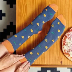 Calcetines con mensaje: Si puedes leer esto tráeme pizza
