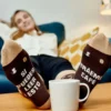 Calcetines con mensaje: Si puedes leer esto tráeme café