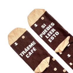 Calcetines con mensaje: Si puedes leer esto tráeme café