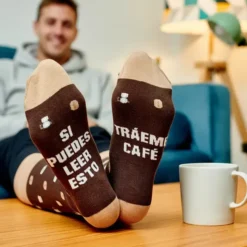 Calcetines con mensaje: Si puedes leer esto tráeme café