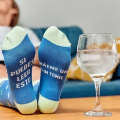 Calcetines con mensaje: Si puedes leer esto tráeme un gin tonic