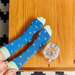 Calcetines con mensaje: Si puedes leer esto tráeme un gin tonic
