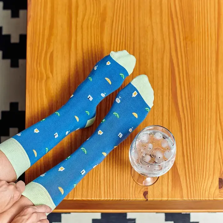 Calcetines con mensaje: Si puedes leer esto tráeme un gin tonic