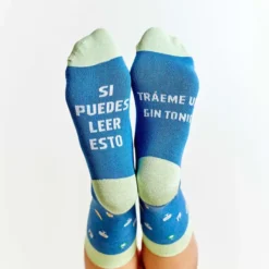 Calcetines con mensaje: Si puedes leer esto tráeme un gin tonic