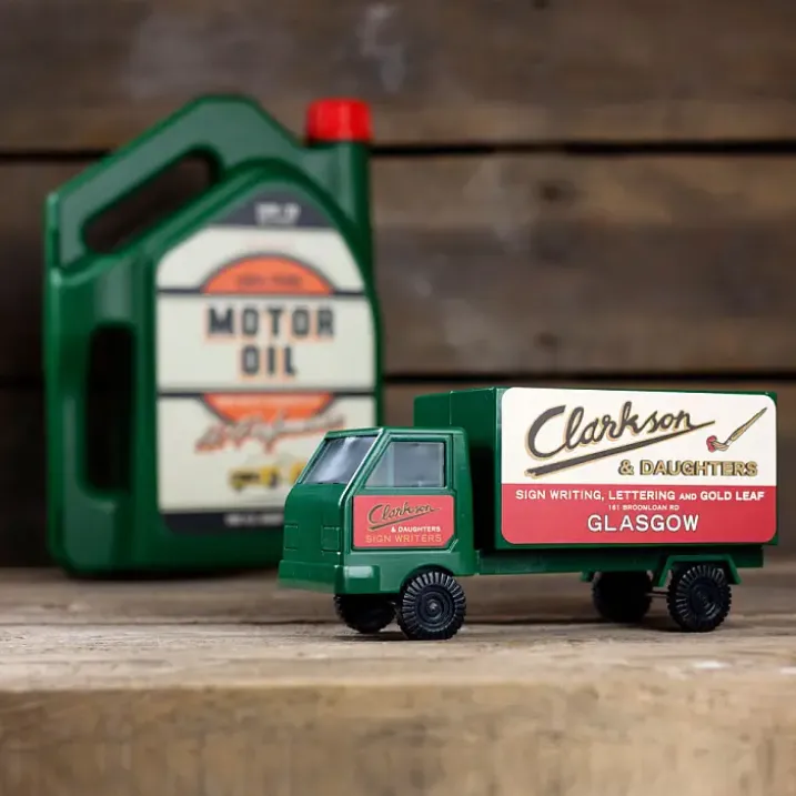 Camión retro con una útil carga de destornilladores