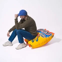 Cojín hinchable gigante en forma de bolsa de patatas fritas
