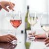 Copa de vino con escala musical