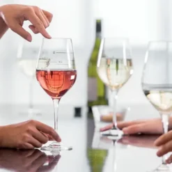 Copa de vino con escala musical