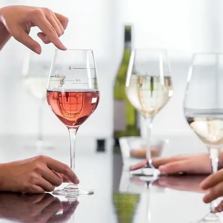 Copa de vino con escala musical