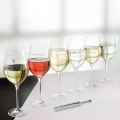Copa de vino con escala musical